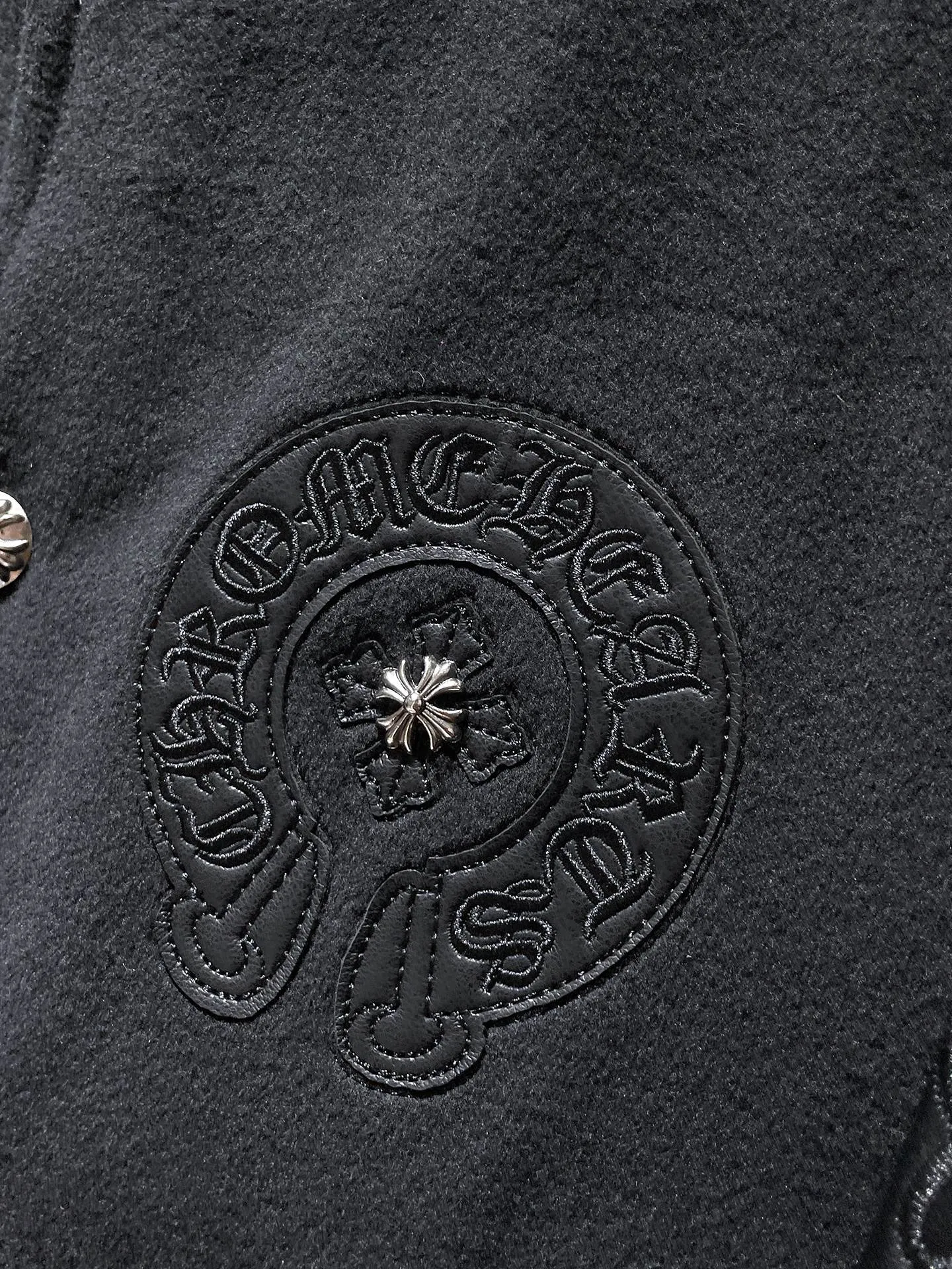 P436 new highest version! Chrome Hearts 🍁Winter clothing is here🍁 Sanskrit cross woolen leather sleeves spliced ​​with baseball embroidery cotton clothes, heavy embroidery ➕ special craftsmanship for double sleeve splicing, counter synchronization, heavy industry! ! Customized version of thickened woolen fabric, silk lining, customized version of hardware, not the ordinary version on the market! ! 🌈Recommended colors: black red 🌈Code numbers: S, M, L, XL